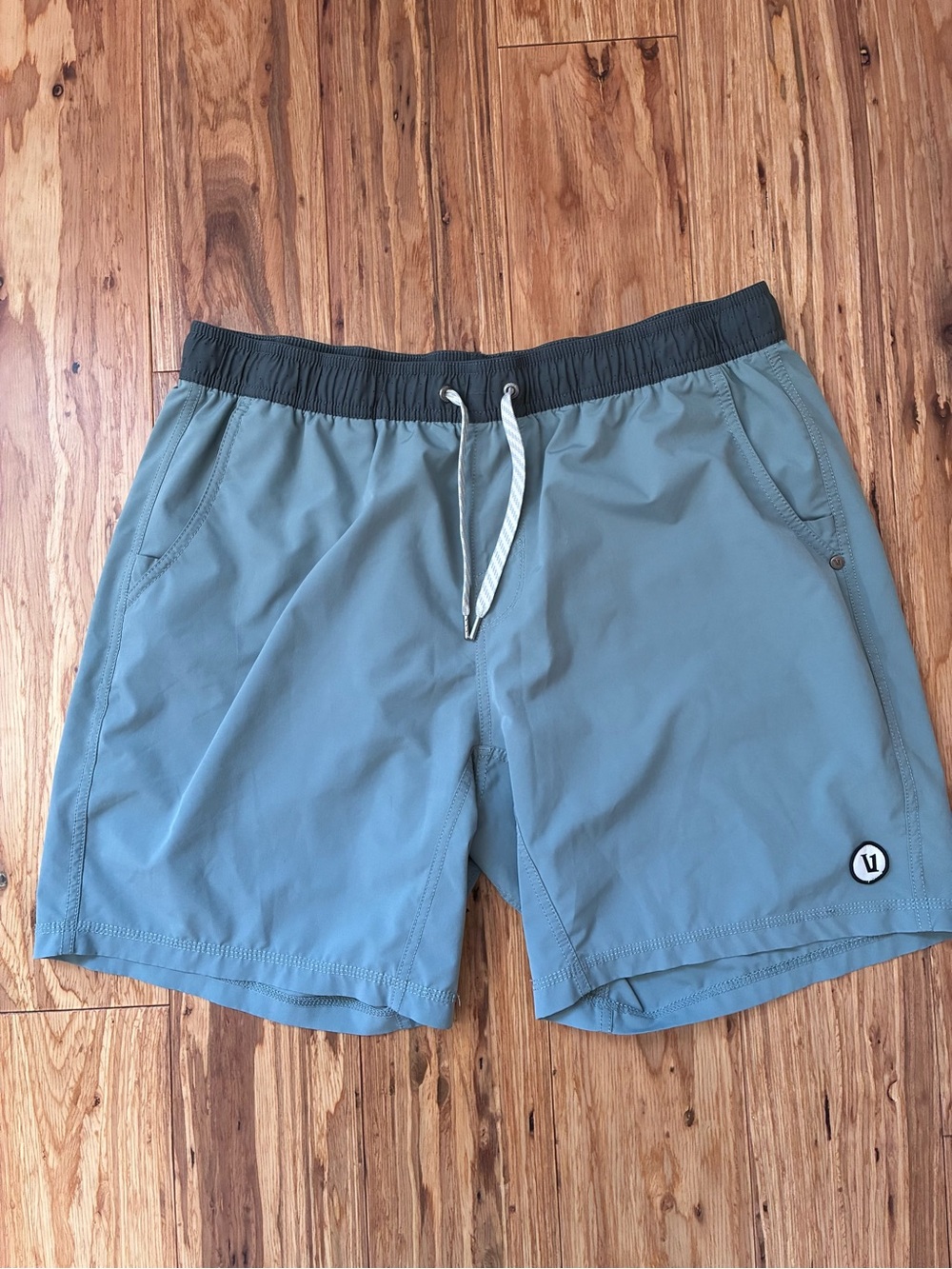 Vuori Kore Men's Performance Shorts Sea Green w/Navy Waistband Lined Size 2XL